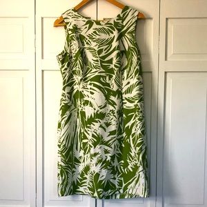 12p dress. Worked great for maternity wear. Smoke free home
